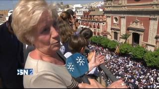 Una familia coreana en la Semana Santa de Sevilla [upl. by Natsirt406]