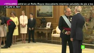 Don Juan Carlos en un segundo plano durante la proclamación del nuevo rey [upl. by Mali906]