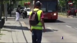 Chofer de Transantiago chocó a motociclista tras discusión  CHV Noticias [upl. by Cristoforo]