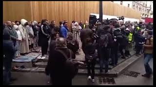 Des patriotes français se rassemblent pour chanter la Marseillaise pour empêcher une prière de rue M [upl. by Amahs]