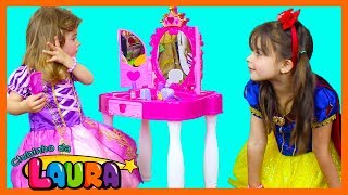 LAURINHA BRINCANDO NA PENTEADEIRA DAS PRINCESAS  Jéssica Godar e Laurinha e Helena [upl. by Abehshtab]