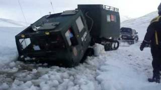 Hagglunds BV206 snjóbíll fastur í hyl [upl. by Abbotson]