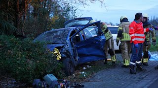 Automobilist veroorzaakt aanrijding met tegenligger crasht 500 meter verder tegen lantaarnpalen [upl. by Black]