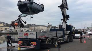 Cherbourg  une voiture sortie de leau [upl. by Ahsinel]