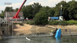 22082023  VN24  Arbeitsboot versinkt in der Ruhr  Bergung mit über 55 Meter Kranauslage [upl. by Dnomed]