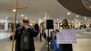 ”Gud är mitt starka värn han gör min väg fullkomlig” Sergels torg plattan Stockholm 20241115 [upl. by Brok156]