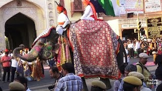 Indien India Jaipur Prozession The Teej Festival in Rajasthan Elephant and Camel Umzug Strassenfest [upl. by Aerdnael]