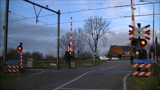 Spoorwegovergang KrommenieAssendelft  Dutch railroad crossing [upl. by Meg130]