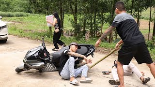 FULL VIDEO Single mother receives help from kind director single mother saves director from danger [upl. by Einaffets928]