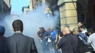 Bologna arriva Maroni  e la polizia carica gli studenti [upl. by Ysnil217]