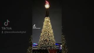 Árbol navideño instalado en la Plaza a Japón zona 3 de Xela👇📲📹La Voz de Xela  Leonel Rodas [upl. by Ihdin]