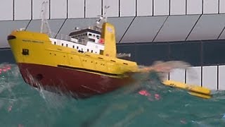 RC Offshore Tug in BIG WAVES  HAPPY HUNTER  Piratenmeer Büsum [upl. by Cychosz621]