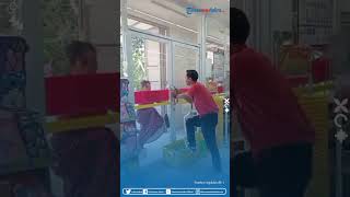 Momen Karyawan Minimarket Tahan Pintu Dari Ibuibu Berasa Lagi Perang Batin Lewat Tatapan [upl. by Lathan711]