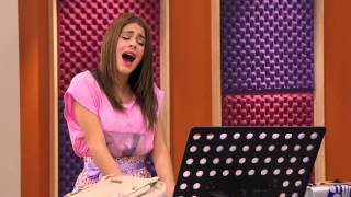 Violetta Canta Podemos y Toca el piano [upl. by Chapman379]