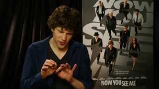 Jesse Eisenberg Does Some Magic From Now You See Me  Univision Noticias [upl. by Gwenn]