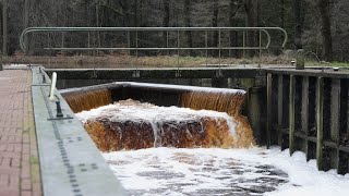 Sluis bij Veenhuizen opengezet voor afvoeren hoogwater Kolonievaart [upl. by Nylodnarb]