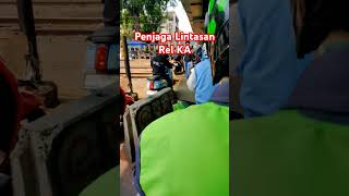 Penjaga Lintasan Kereta Minta Duit Kasih ga krl jakarta commuterline pagi berangkat macet [upl. by Nolrev]