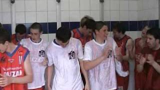 Le coach sous la douche avec les joueurs après la finale 2009 à Tain [upl. by Vine]