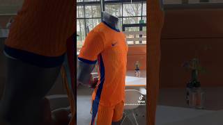 ZÓ ziet het nieuwe shirt van het Nederlands Elftal eruit wat vinden we ervan oranje euro2024 nl [upl. by Zantos]