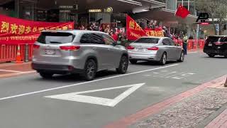 Motorcade of Chinese Premier Li Qiang arrives in Wellington small pro and anti China protests held [upl. by Bonn]