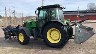 Köp Traktor John Deere 5080G med plog och sandspridare på Klaravik [upl. by Atikehs]