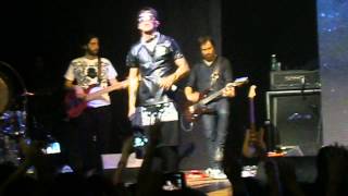 EMIS KILLA  SCORDARMI CHI ERO LIVE ALCATRAZ [upl. by Lemhar]