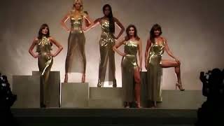 Donatella Versace hace tributo a su hermano Gianni Versace [upl. by Buchbinder942]