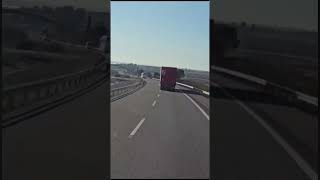 Un camionero se queda dormido al volante y acaba en brutal accidente [upl. by Einahets350]