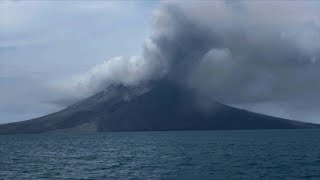 Erupción volcánica provoca cierre de aeropuertos en Indonesia  AFP [upl. by Ellmyer571]