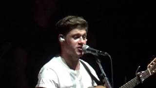 Flicker introduction  Niall Horan live in Paris  18042018 [upl. by Epillihp578]