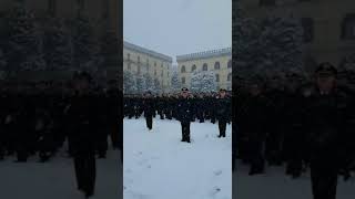 SCUOLA ALLIEVI CARABINIERI SOTTO LA NEVE L’OMAGGIO ALLA BANDIERA DEI GIOVANI MILITARI [upl. by Arres]