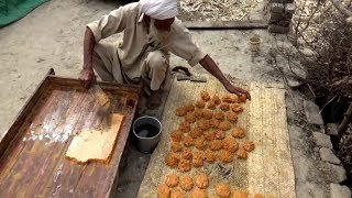 Gur banane Ka Tarika How Gur Jaggery is made in village [upl. by Nuyh381]