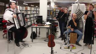 Musiques et danses roumaines à Montreuil [upl. by Leunammi]