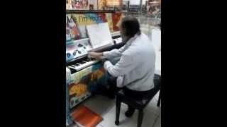 Hombre tocando piano en un centro comercial [upl. by Lad]