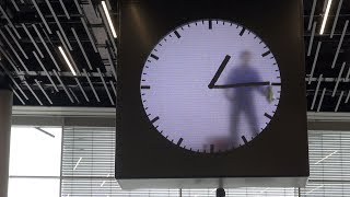 The Man in the Clock Schiphol Airport Amsterdam [upl. by Katzen904]