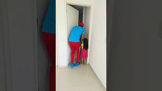 ATRÁS DA PORTA 🚪 😱😭 funny comedyshorts shorts comedy thriller [upl. by Settera886]