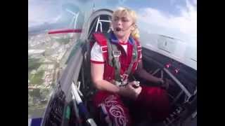 Cette femme pilote fait des cascades impressionantes avec son avion [upl. by Far]