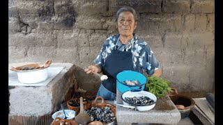 😀Como PREPARAR un rico HUITLACOCHE en MOLE  cocinando con lauren [upl. by Lemhaj]