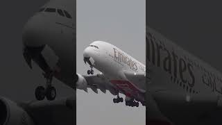 Emirates Airbus A380800 aterrizaje airport aviation airplane airbusa380 [upl. by Rew641]