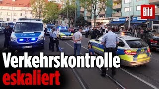 50 Männer bedrängen Polizisten  Verkehrskontrolle eskaliert [upl. by Ennaeirrac248]