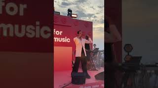 Mahmood incanta Fregene live a sorpresa in spiaggia [upl. by Kwei]