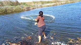 Esta CHICA Tira la ATARRAYA al agua y mira la Gran Sorpresa que se LLEVÓ en un Solo Tiro [upl. by Akayas304]