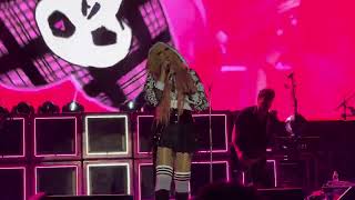 Avril Lavigne Nîmes 2024  What The Hell extrait [upl. by Litta]