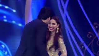 Mahira Khan Dance with Shahrukh khan Pakistani [upl. by Aikal]