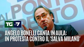 Angelo Bonelli canta in Aula in protesta contro il Salva Milano [upl. by Bazluke]