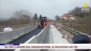 VIABILITÀ AL VIA I LAVORI SUL MASSAVETERE SI INCASTRA UN TIR [upl. by Colas76]