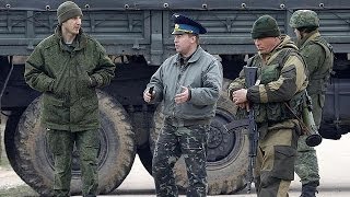 Tenso encuentro entre pilotos ucranianos y las fuerzas que han tomado la base aérea de Belbek [upl. by Hsetirp]