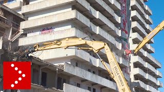 Demolizione della Vela Verde ruspe al lavoro a Scampia [upl. by Armbruster]