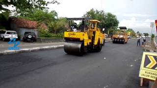 BOMAG TANDEM VIBRATORY ROLLER 302 Leveling asphalt [upl. by Inafets]