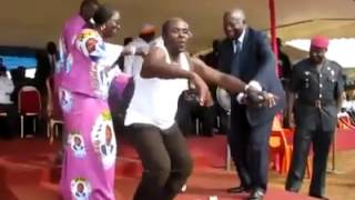 Le Président Laurent Gbagbo danse [upl. by Iolenta]